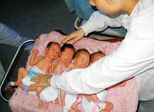 26岁产妇生4胞胎，两男两女，丈夫：上辈子拯救了银河
