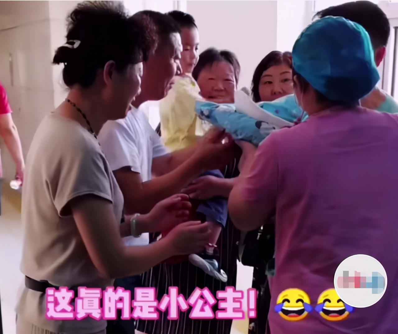 二胎出生啥是“教科书式”表现？看完产房外爷爷的做法，我羡慕了