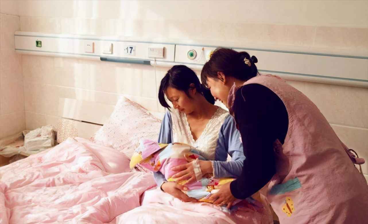 二胎出生啥是“教科书式”表现？看完产房外爷爷的做法，我羡慕了
