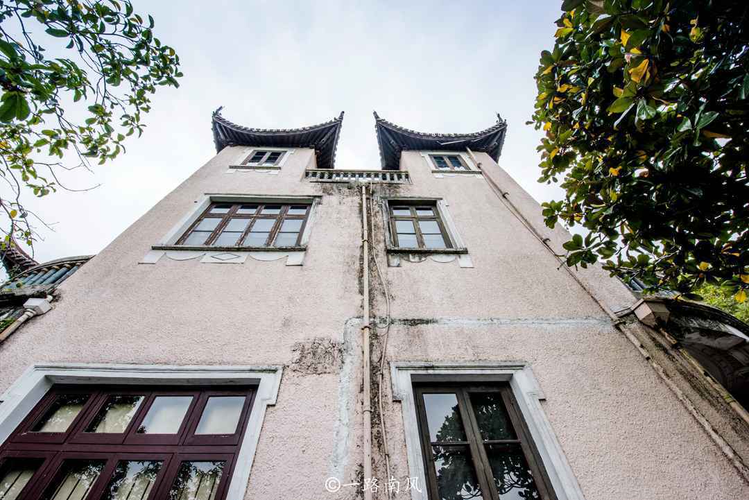 旅行来到杭州西湖，发现“奇怪”建筑，不中不西游客很少