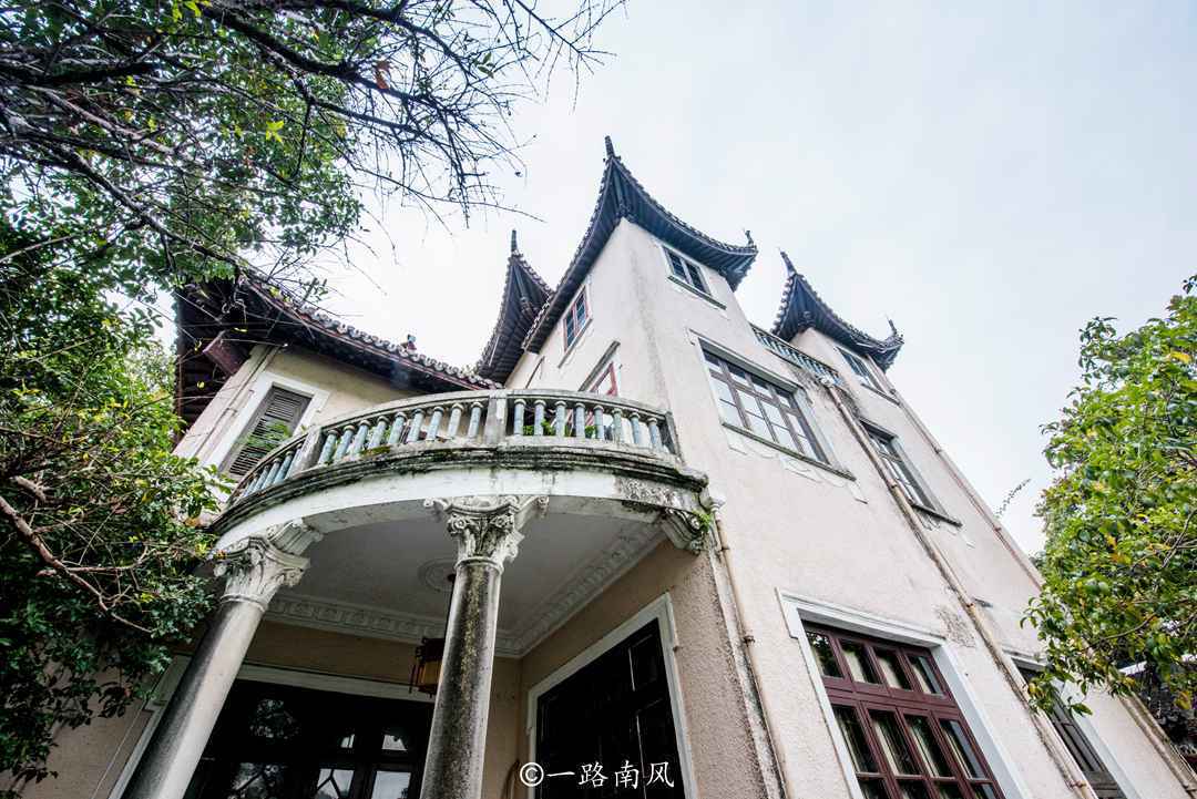 旅行来到杭州西湖，发现“奇怪”建筑，不中不西游客很少