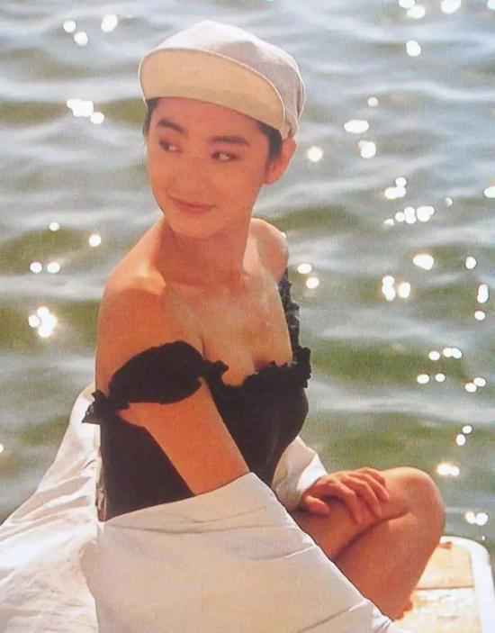 林青霞微博晒旧照 这不是30年前的钟楚曦和倪妮吗