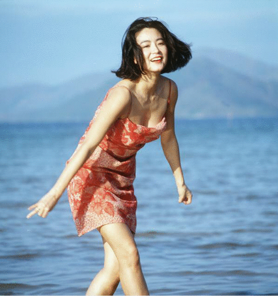 林青霞微博晒旧照 这不是30年前的钟楚曦和倪妮吗
