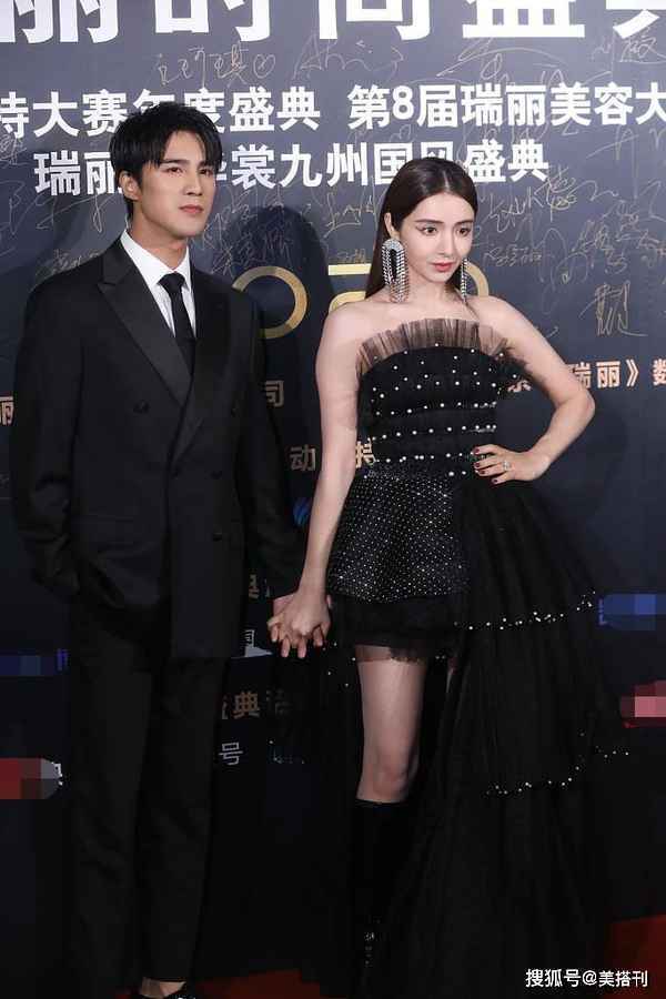 李若彤穿紫色纱裙和小花们比美，孔雪儿惊艳，颖儿妆容浓到认不出