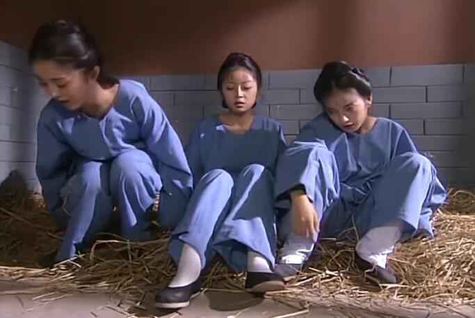 还珠格格：在遇难时，两版紫薇穿同种衣服，为什么效果却很不同？