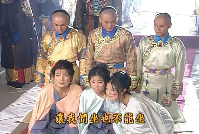 还珠格格：在遇难时，两版紫薇穿同种衣服，为什么效果却很不同？