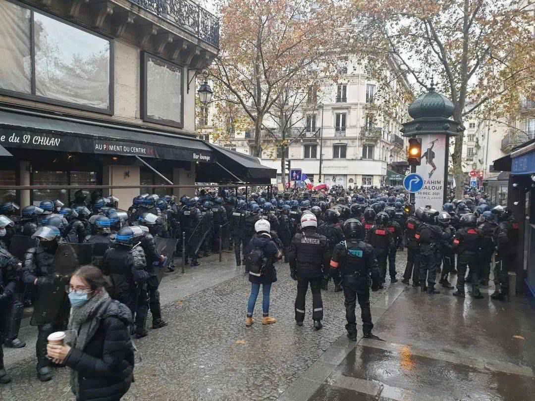 又来了！全法万人游行，马赛500人聚会！怪不得去南法海岛旅游也要核酸检测了……