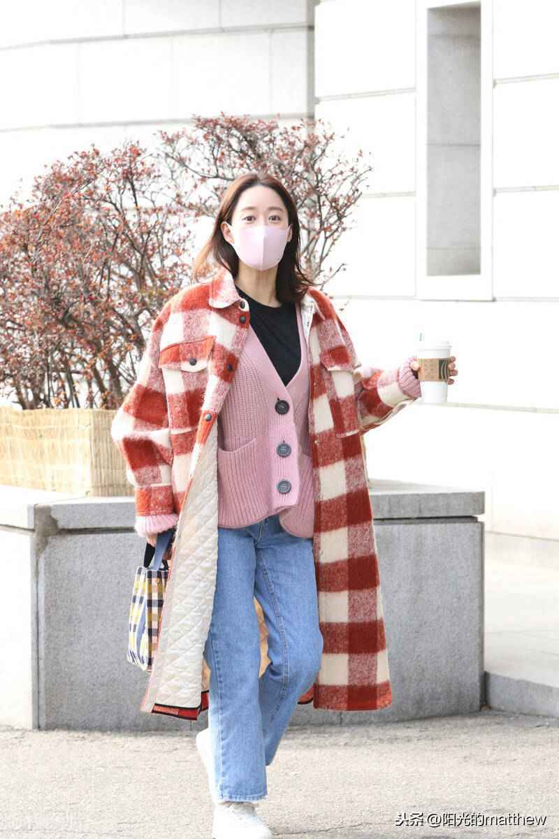 街拍：全慧彬红色格纹大衣+粉色针织开衫+牛仔裤甜美清新