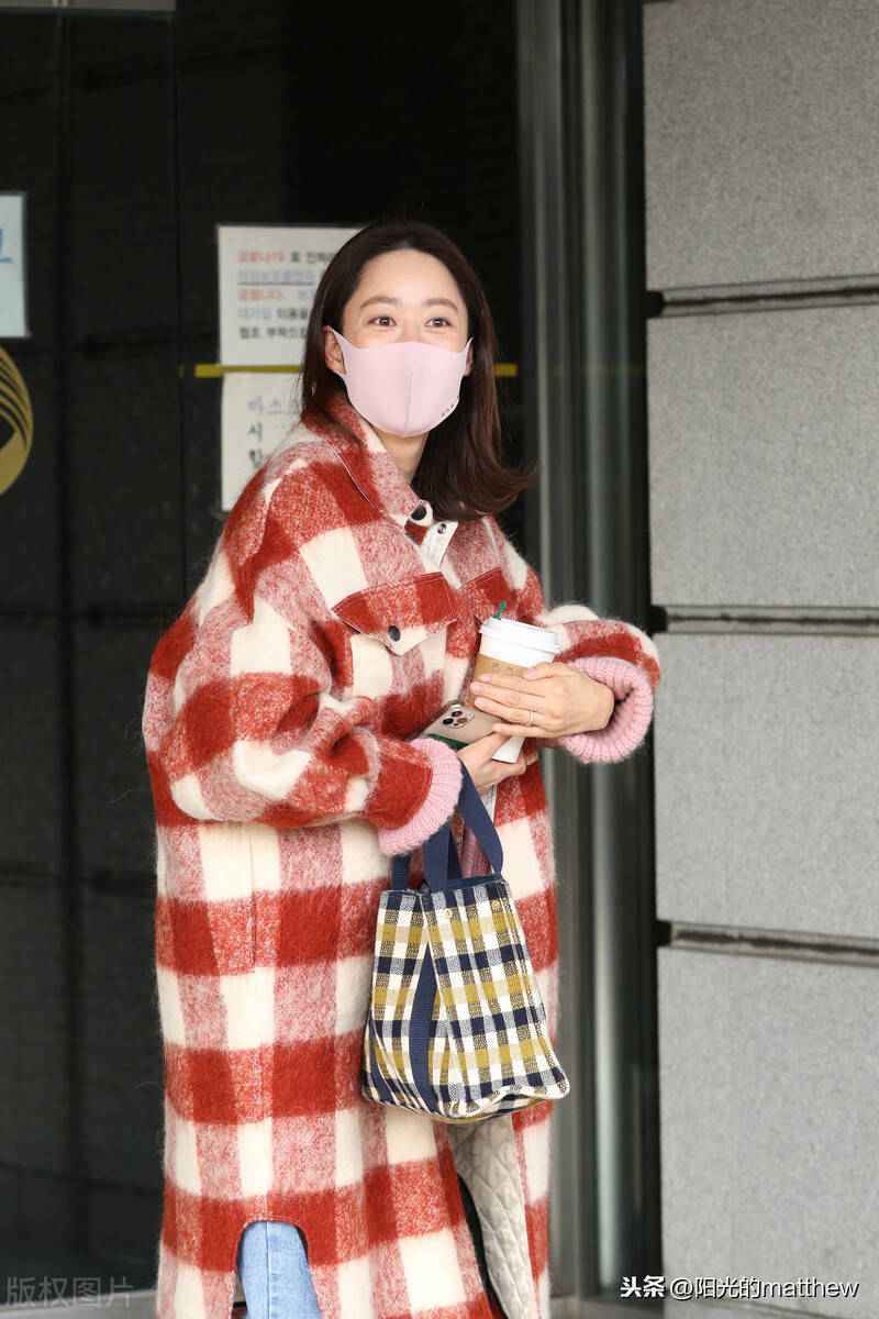 街拍：全慧彬红色格纹大衣+粉色针织开衫+牛仔裤甜美清新