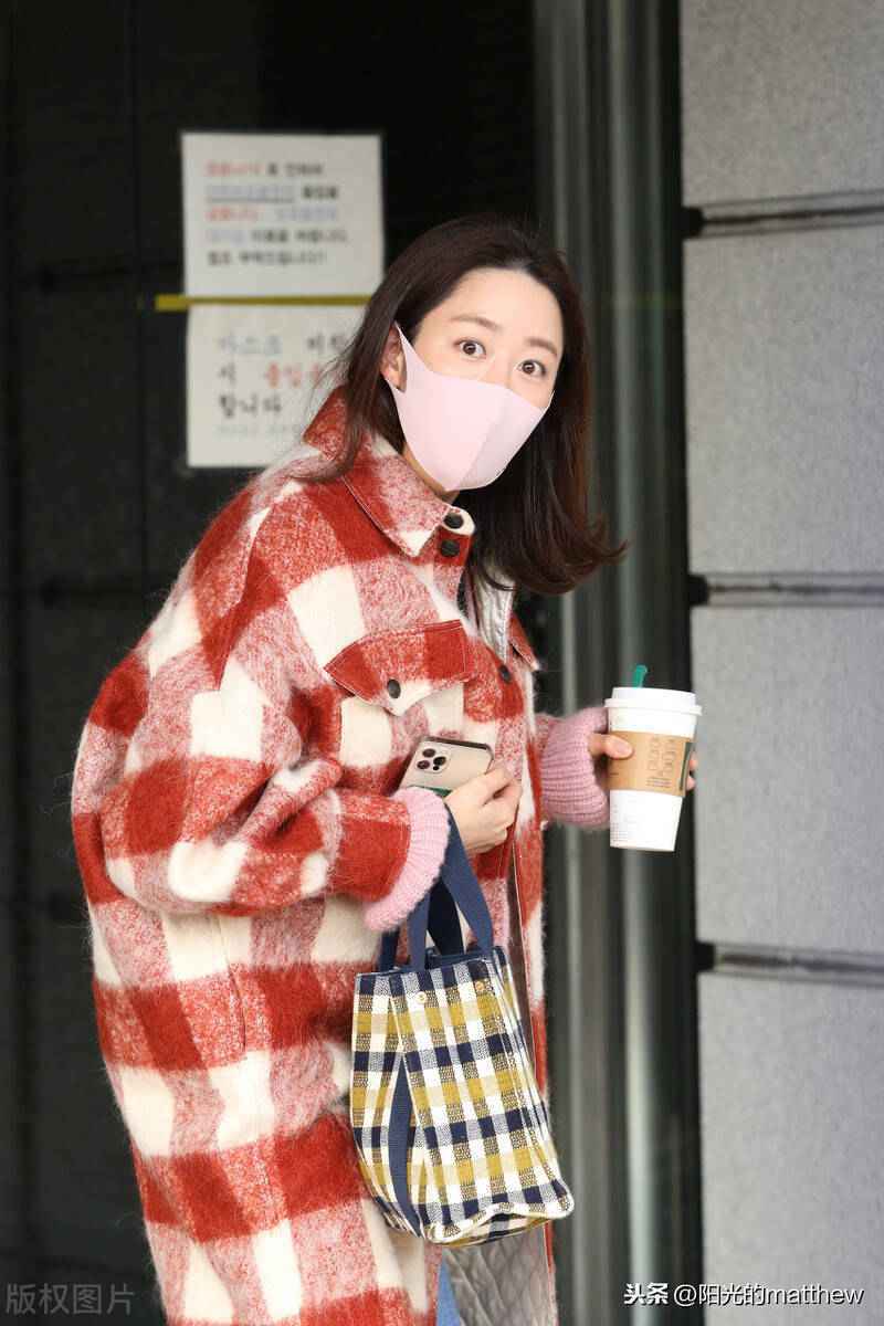 街拍：全慧彬红色格纹大衣+粉色针织开衫+牛仔裤甜美清新