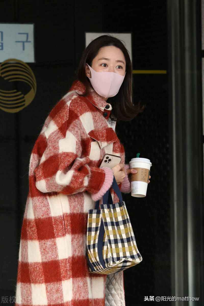 街拍：全慧彬红色格纹大衣+粉色针织开衫+牛仔裤甜美清新