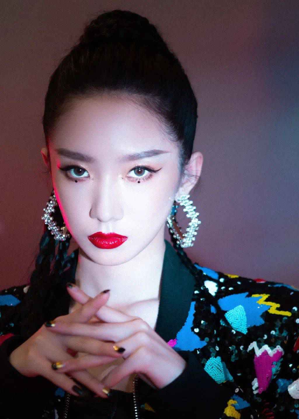 彩妆迷 | 听说过年涂红唇，基金也能特别红……