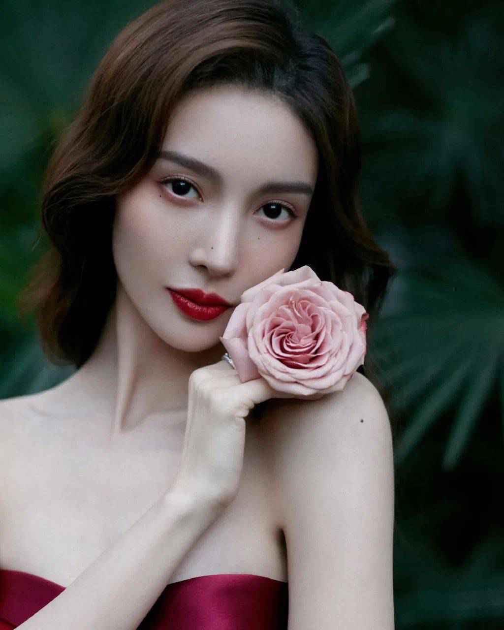 彩妆迷 | 听说过年涂红唇，基金也能特别红……