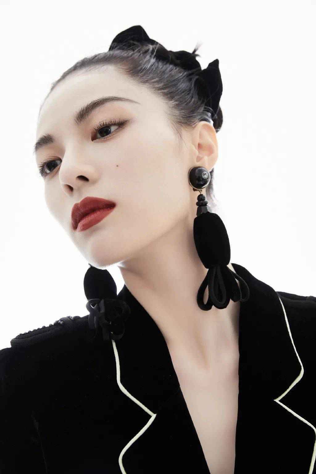 彩妆迷 | 听说过年涂红唇，基金也能特别红……