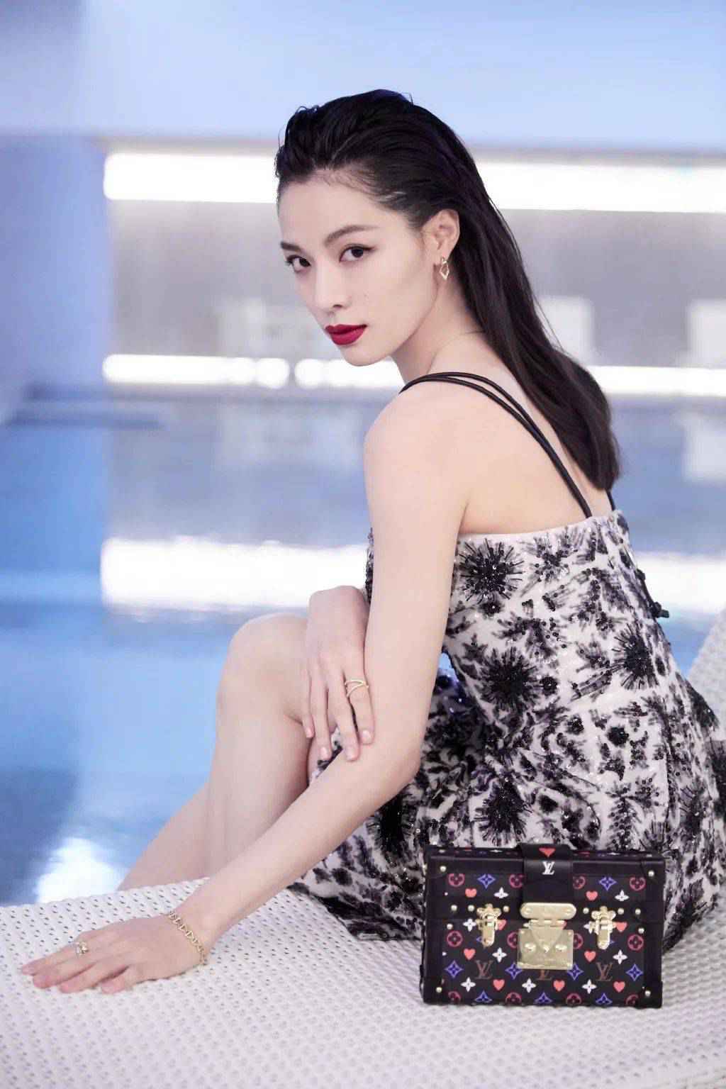 彩妆迷 | 听说过年涂红唇，基金也能特别红……