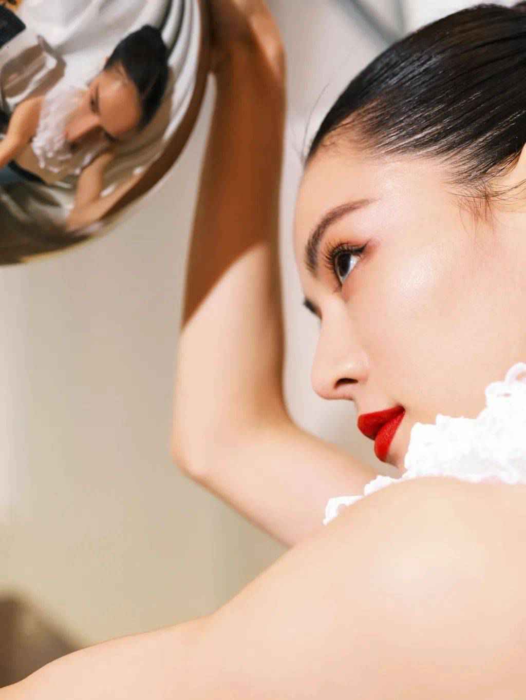 彩妆迷 | 听说过年涂红唇，基金也能特别红……