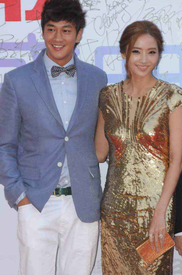 韩彩英这金色裙一般人不敢穿，造型过于前卫，没她这身材别尝试