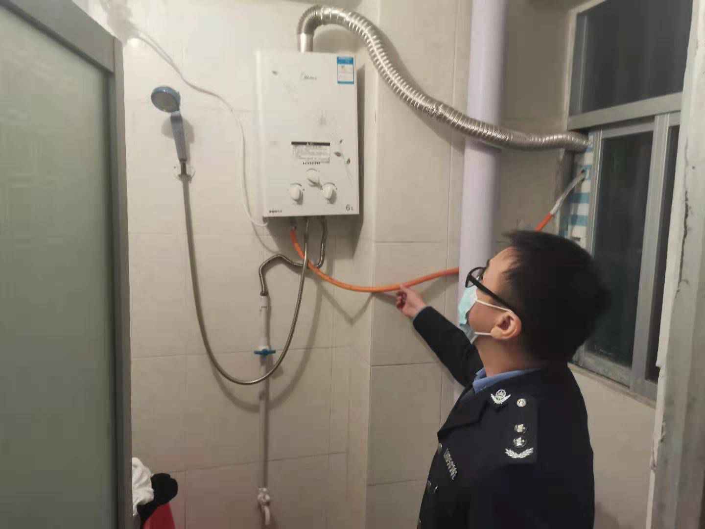 直排式热水器频频“惹祸”！福城网格员地毯式清拆