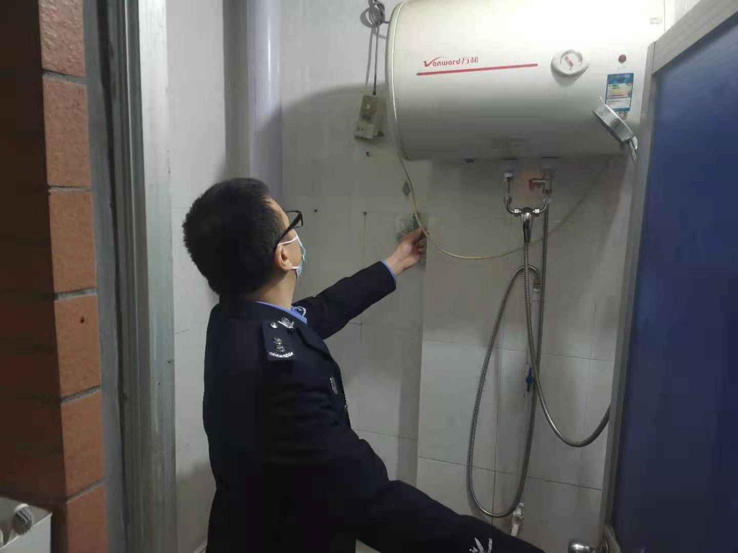 直排式热水器频频“惹祸”！福城网格员地毯式清拆