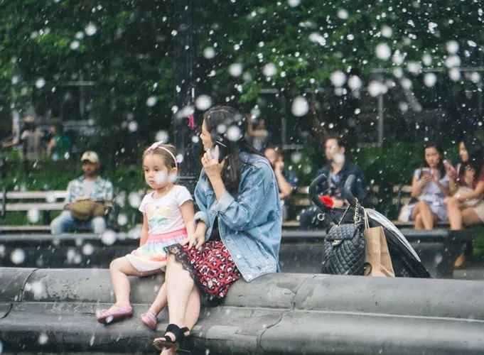 女儿因尿床自杀，妈妈惭愧不已：你的情绪里，藏着孩子的未来！