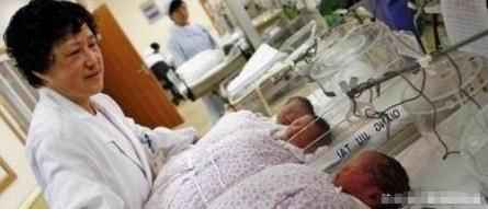 产房外面来了二十多人，孩子出生后，婆婆大哭众人羡慕