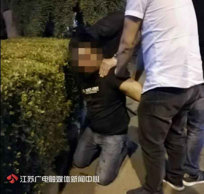 女儿一句话，父亲抄起了砍刀…