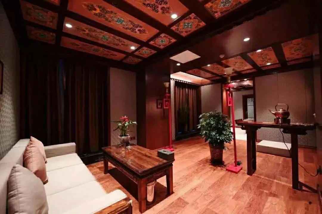 我在西藏的暖阳里吃雪糕，而你却在寒风里裹着貂！