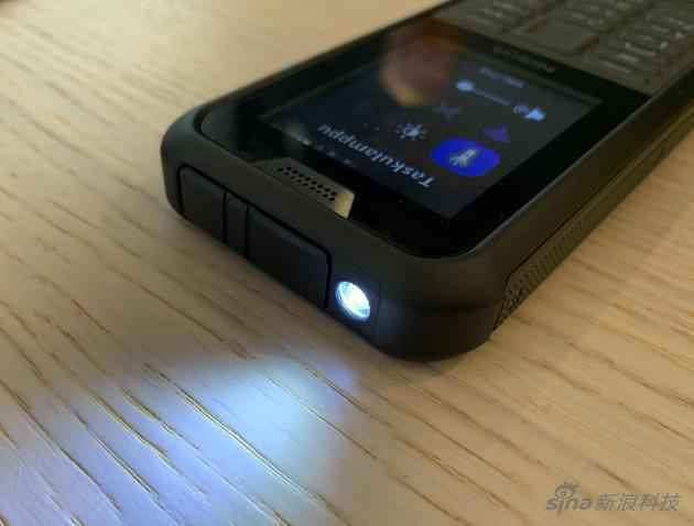 Nokia 800 Tough自带手电筒功能