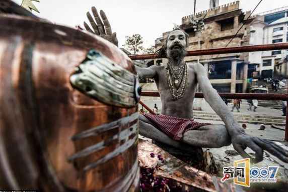 印度食人僧揭秘:生吃死人肉 用死人头骨接水喝