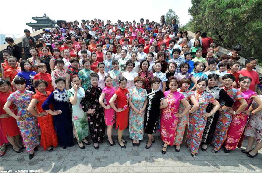 15万华人女性同秀旗袍 挑战吉尼斯纪录